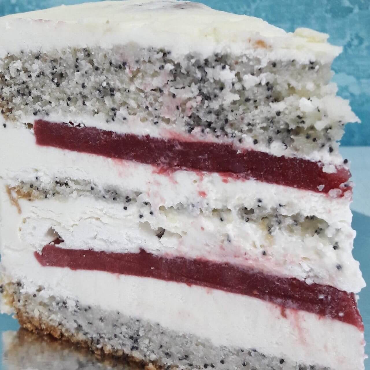 маковый торт с маскарпоне и клубничным конфи